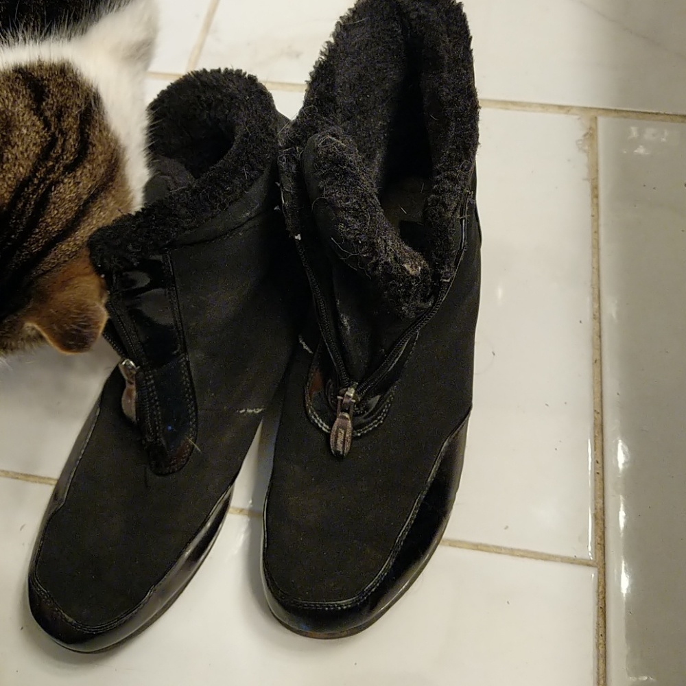 Size nine  khombu low cut boots